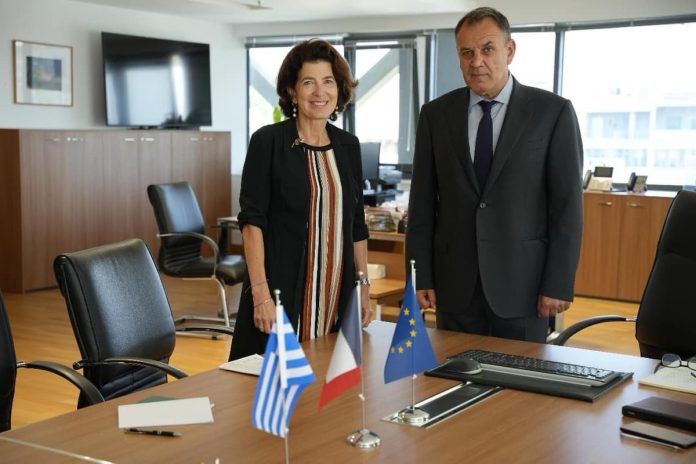 Ο-Υπουργός-Μετανάστευσης-και-Ασύλου-Νικόλαος-Παναγιωτόπουλος-υποδέχθηκε-στο-γραφείο-του-την-Πρέσβη-της-Γαλλίας,-κα-laurence-auer
