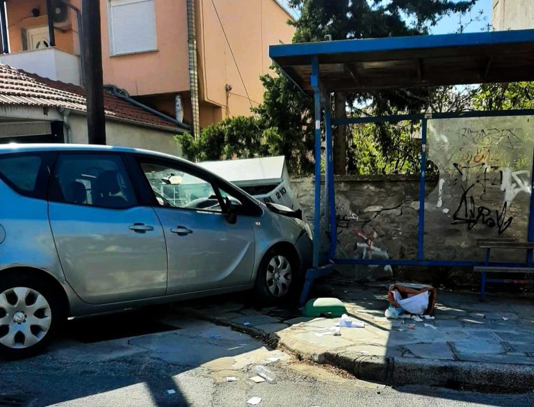 Αυτοκίνητο-έπεσε-δίπλα-σε-στάση-αστικού-λεωφορείου