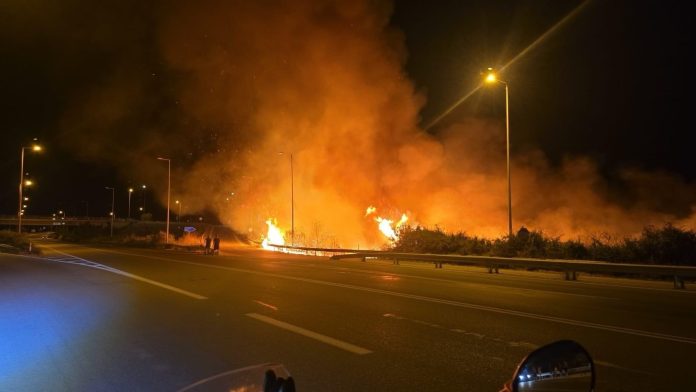 Φωτιά-και-πάλι-στον-κόμβο-της-παραλίας-Οφρυνίου