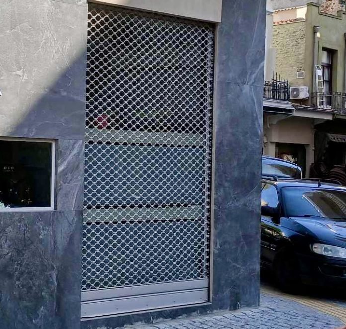 Μπούκαραν-κλέφτες-σε-γνωστό-κοσμηματοπωλείο-και-άρπαξαν-τα-κοσμήματα-της-βιτρίνας