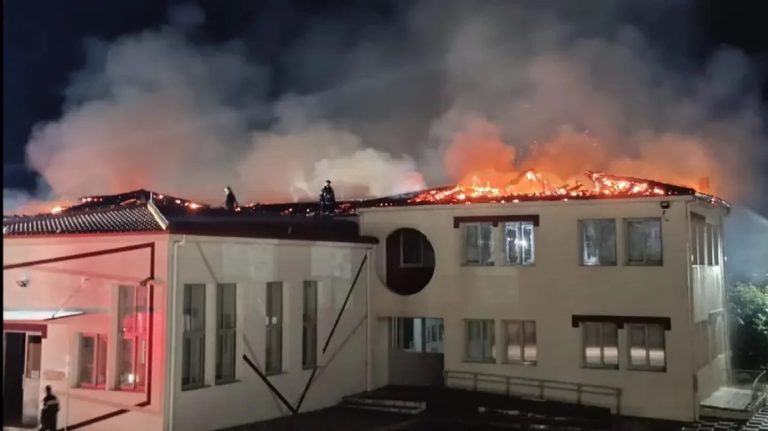 Φωτιά-σε-δημοτικό-σχολείο-στις-Σέρρες:-Καταστράφηκε-ολοσχερώς-η-οροφή,-στο-«μικροσκόπιο»-βίντεο-από-κάμερα