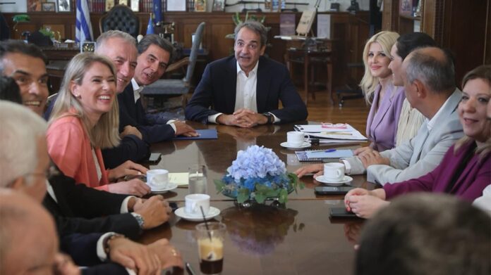 Μητσοτάκης:-Στο-Υπουργείο-Μακεδονίας-Θράκης-ο-πρωθυπουργός-–-Συναντήθηκε-με-“γαλάζιους”-βουλευτές