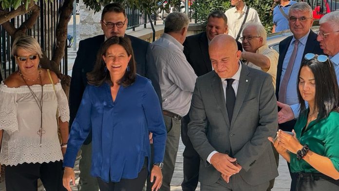Η-Υπουργός-Εργασίας-και-Κοινωνικής-Ασφάλισης-της-Ελλάδας-Νίκη-Κεραμέως-στην-Καβάλα Η-Υπουργός-Εργασίας-και-Κοινωνικής-Ασφάλισης-της-Ελλάδας-Νίκη-Κεραμέως-στην-Καβάλα