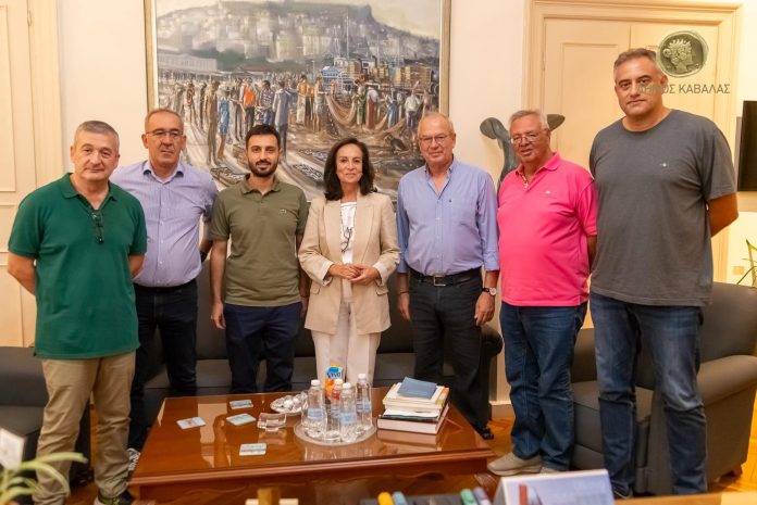 Επίσκεψη-στο-Δημαρχείο-Καβάλας-της-υποψήφιας-Προέδρου-του-ΠΑΣΟΚ,-Άννας-Διαμαντοπούλου Επίσκεψη-στο-Δημαρχείο-Καβάλας-της-υποψήφιας-Προέδρου-του-ΠΑΣΟΚ,-Άννας-Διαμαντοπούλου