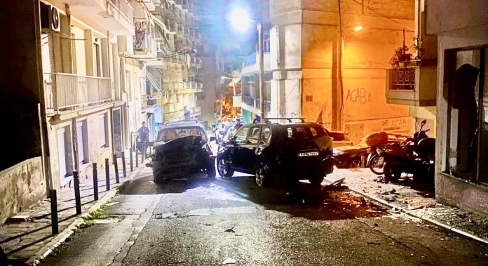 Τρελή-πορεία-αυτοκινήτου-Παρέσυρε-σταθμευμένα-αυτοκίνητα-και-μηχανές-στην-οδό-Υψηλάντου Τρελή-πορεία-αυτοκινήτου-Παρέσυρε-σταθμευμένα-αυτοκίνητα-και-μηχανές-στην-οδό-Υψηλάντου