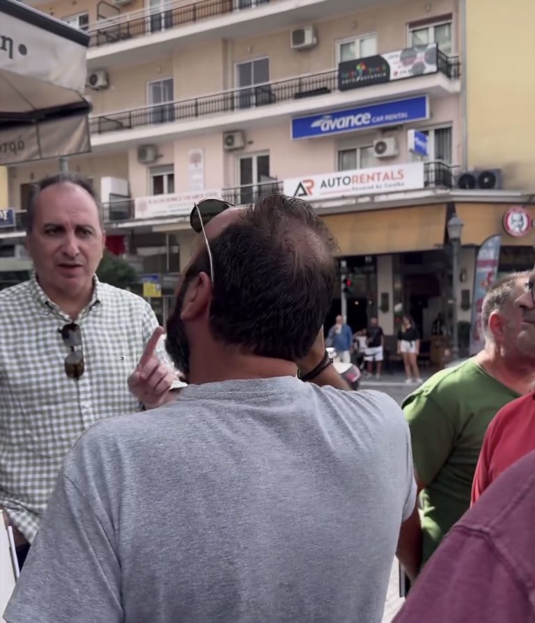 Στα-κάγκελα-οι-οδηγοί-ταξί-με-την-αλλαγή-της-πιάτσας-στην-Καπνεργάτη-Διαμαρτυρία-με-παρουσία-αστυνομικής-δύναμης