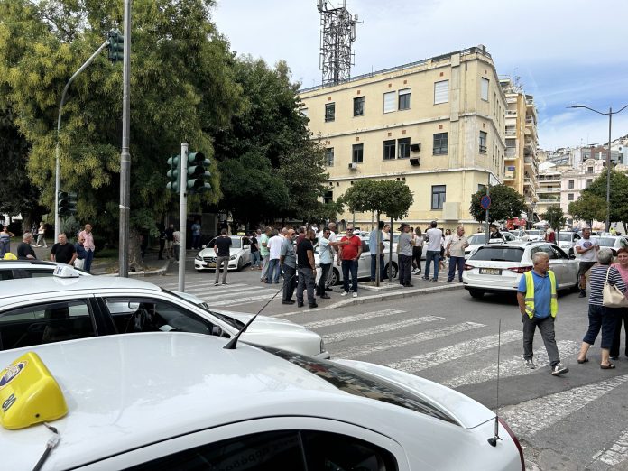 Οι-δημοτικοί-σύμβουλοι-της-αντιπολίτευσης-ζήτησαν-την-έκτακτη-σύγκλιση-του-δημοτικού-συμβουλίου-με-θέμα-την-υπόθεση-με-την-πιάτσα-των-ταξί-στην-Βενιζέλου Οι-δημοτικοί-σύμβουλοι-της-αντιπολίτευσης-ζήτησαν-την-έκτακτη-σύγκλιση-του-δημοτικού-συμβουλίου-με-θέμα-την-υπόθεση-με-την-πιάτσα-των-ταξί-στην-Βενιζέλου