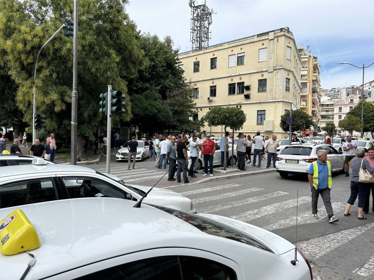 Οι-δημοτικοί-σύμβουλοι-της-αντιπολίτευσης-ζήτησαν-την-έκτακτη-σύγκλιση-του-δημοτικού-συμβουλίου-με-θέμα-την-υπόθεση-με-την-πιάτσα-των-ταξί-στην-Βενιζέλου