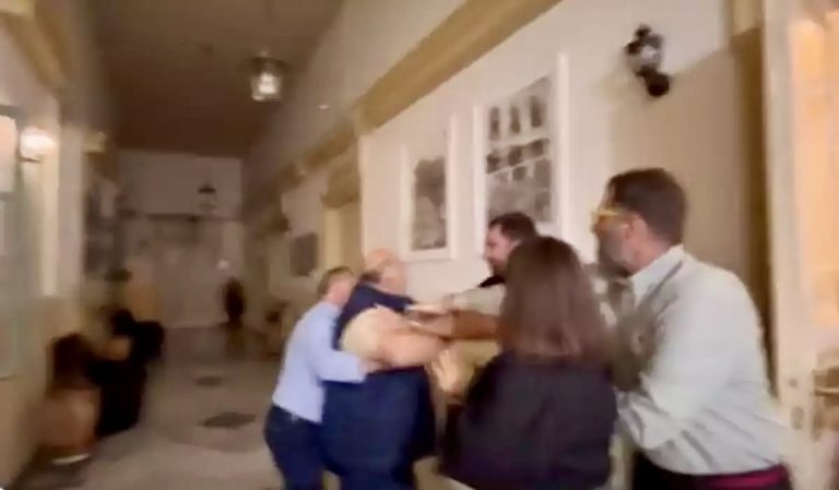 Σέρρες:-Άγριο-ξύλο-σε-δημοτικό-συμβούλιο-–-Η-στιγμή-που-αντιδήμαρχοι-πιάνονται-στα-χέρια