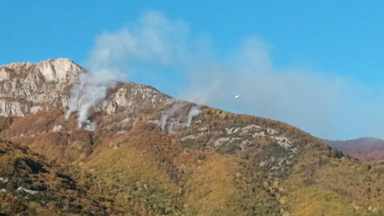 Εκτός-ελέγχου-και-με-διάσπαρτες-εστίες-εξακολουθεί-να-καίει-η-φωτιά-σε-δασωμένο-μέρος-του-Παγγαίου-όρους