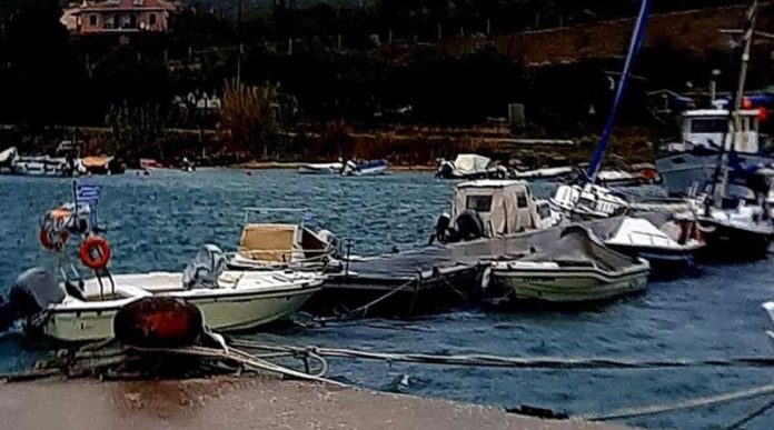 Ζημιά-σε-πλωτή-εξέδρα-στο-λιμάνι-της-Νέας-Περάμου-από-τους-ισχυρούς-ανέμους Ζημιά-σε-πλωτή-εξέδρα-στο-λιμάνι-της-Νέας-Περάμου-από-τους-ισχυρούς-ανέμους