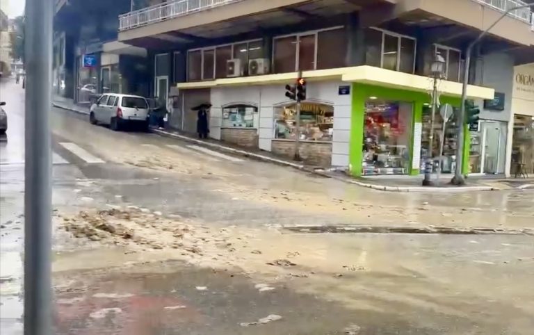 Για-μια-ακόμη-φορά-ένας-από-τους-κεντρικότερους-αποχετευτικούς-αγωγούς-της-Καβάλας-πλημμυρίζει