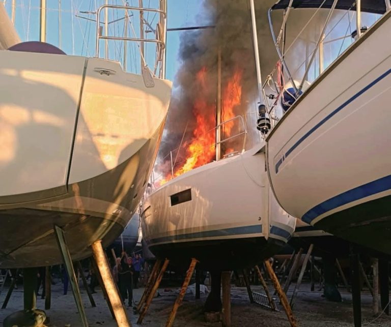 Φωτιά-σε-σκάφη-σε-χώρο-συντήρησης-στο-Λιμένα-Ελευθερών