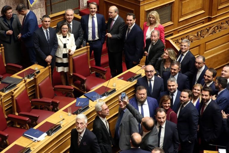 Βουλή:-Υπερψηφίστηκε-με-159-«ναι»-ο-προϋπολογισμός-–-Απουσίαζε-ο-Σαμαράς