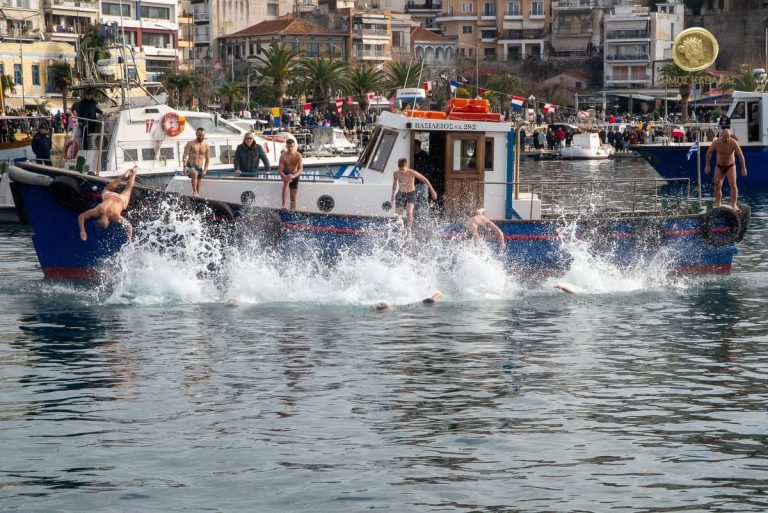 Σε-κλίμα-κατάνυξης-τελέστηκε-ο-καθαγιασμός-των-υδάτων-στο-λιμάνι-της-Καβάλας-“Απόστολος-Παύλος”