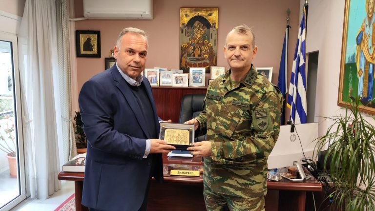 Εθιμοτυπική-επίσκεψη-του-Διοικητή-του-Δ΄-Σώματος-Στρατού-στο-Δήμαρχο-Θάσου