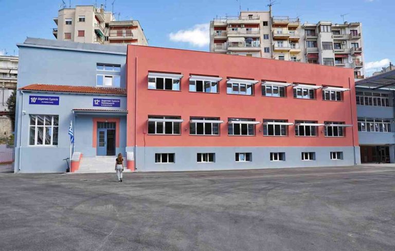 Ταυτοποιήθηκαν-δυο-ανήλικοι-για-τις-ζημιές-που-προκλήθηκαν-σε-πόρτα-του-12ου-δημοτικού-σχολείου-Καβάλας,-θα-πληρώσουν-γι`-αυτές!
