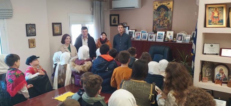 “Χελιδονίσματα”-στον-Αντιδήμαρχο-Θάσου-από-μαθητές-του-2ου-Δημοτικού-Σχολείου-Λιμένα-Θάσου