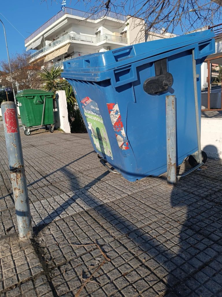 Για-τρίτη-φορά-κλέβουν-τις-ρόδες-από-τον-κάδο-ανακύκλωσης-στο-Παληό