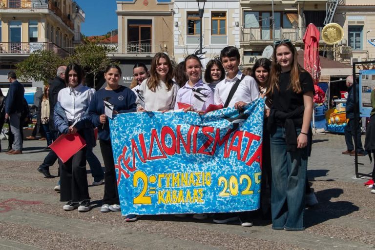 «Χελιδονίσματα-2025»-–-Η-παράδοση-ζωντανεύει-από-τους-μαθητές-της-ΑΜΘ-️-Μαθητές-της-Καβάλας-υποδέχτηκαν-την-Άνοιξη-στην-πλατεία-Ελευθερία