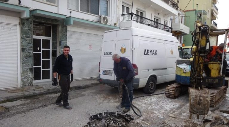 Συνεργεία-της -η-ΔΕΥΑΚ-χθες-επιχειρούσαν-στην-οδό-Κ-Ποιητού,-πολύ-σοβαρή-βλάβη-που-προκλήθηκε-από-συνεργείο-οπτικών-ινών….
