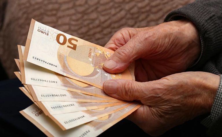 Θεσσαλονίκη:-Προσποιήθηκαν-τους-υπαλλήλους-της-ΔΕΗ-και-έκλεψαν-200.000-ευρώ-από-82χρονη