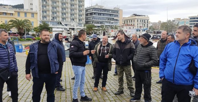 Αλιείς-διαμαρτύρονται-στο-λιμάνι-της-Καβάλας-για-τη-νέα-απόφαση-ζύγισης-αλιευμάτων Αλιείς-διαμαρτύρονται-στο-λιμάνι-της-Καβάλας-για-τη-νέα-απόφαση-ζύγισης-αλιευμάτων