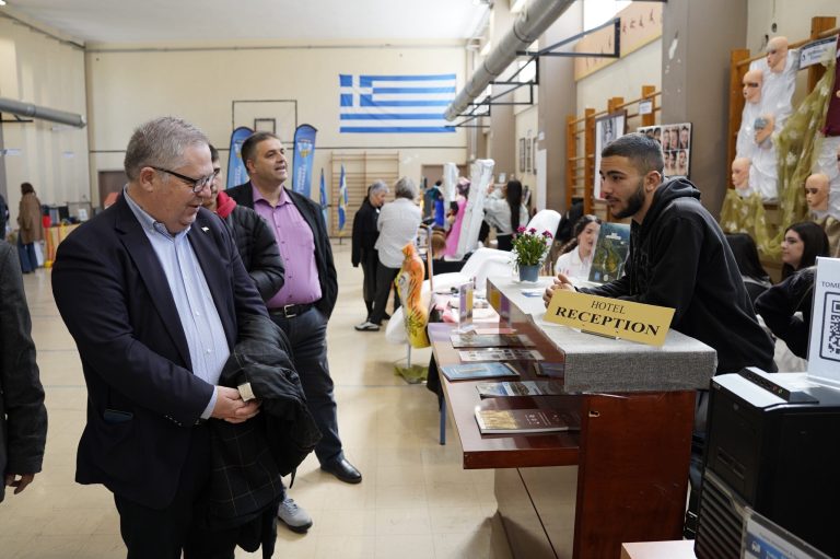 Ο-Αντιπεριφερειάρχης-Καβάλας-Θεόδωρος-Μαρκόπουλος-στην-ετήσια-έκθεση-του-1ου-Εργαστηριακού-κέντρου-Καβάλας