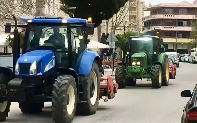 Με-τα-τρακτέρ-στις-πλατείες-οι-αγρότες-του-Νέστου-–-Ζητούν-λύση-στο-πρόβλημα-άρδευσης