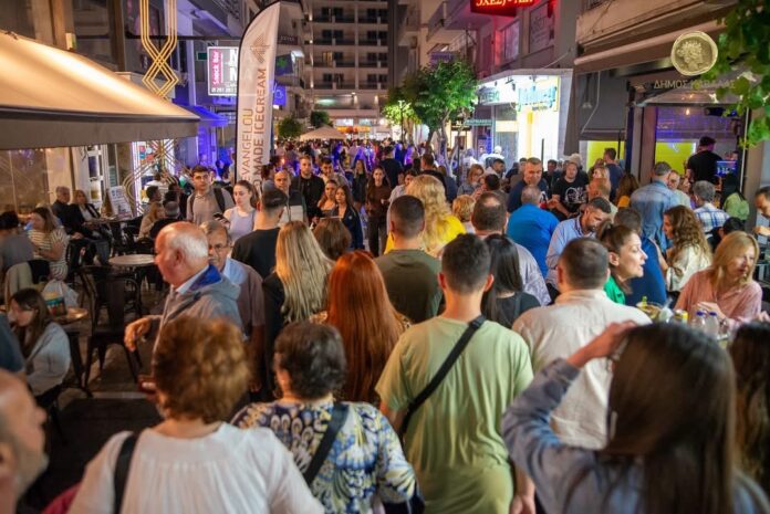 Λευκή-Νύχτα-–-Το-κέντρο-της-Καβάλας-“πλημμύρισε”-με-μουσική,-τραγούδια-και-παραδοσιακούς-χορούς