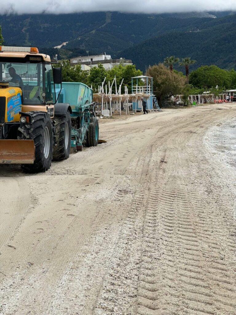 Καθαρίστηκε η παραλία στο Λιμανάκι του Λιμένα Θάσου με ειδικό μηχάνημα
