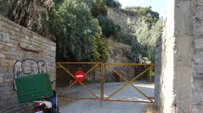 Διαμαρτυρία-του-Εξωραϊστικού-Πολιτιστικού-Συλλόγου-Παναγίας-ΤΟ-ΚΑΣΤΡΟ -για-τον-αποκλεισμό-της-ελεύθερης-πρόσβασης-στην-παραλία-κάτω-από-τον-φάρο,-πίσω-από-τον-προσήνεμο-μόλο