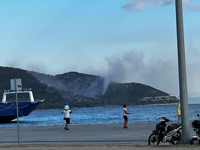Βελτιωμένη-η-εικόνα-της-πυρκαγιάς-–-Ενισχύσεις-από-Καβάλα-και-Κεραμωτή,-συνεχείς-ρίψεις-από-αέρος Βελτιωμένη-η-εικόνα-της-πυρκαγιάς-–-Ενισχύσεις-από-Καβάλα-και-Κεραμωτή,-συνεχείς-ρίψεις-από-αέρος