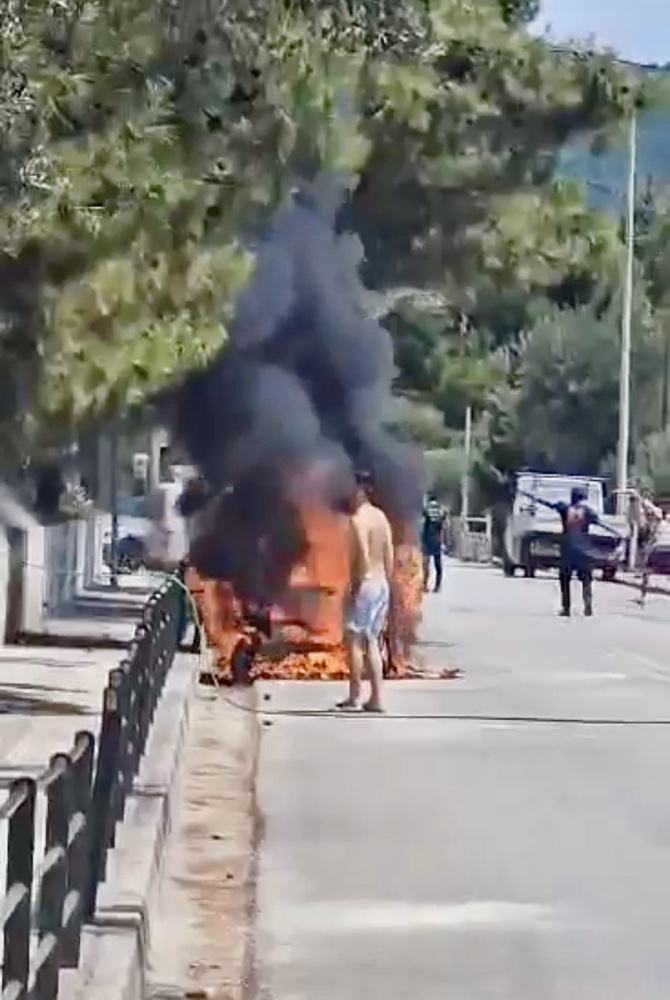 Κάηκε-ολοσχερώς-όχημα-στο-Παληό-(φωτογραφίες-–-video) Κάηκε-ολοσχερώς-όχημα-στο-Παληό-(φωτογραφίες-–-video)
