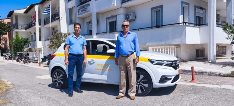 Παραλαβή-ενός-καινούργιου-οχήματος-«dacia-sandero»-από-το-Δήμο-Θάσου
