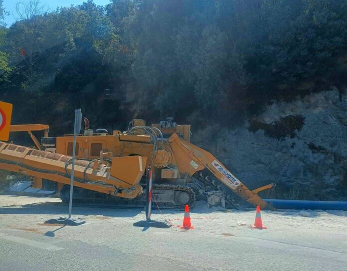 Καθυστερεί-το-έργο-παρά-τις-κυκλοφοριακές-ρυθμίσεις-–-Περιμένουν-ανταλλακτικό-για-το-μηχάνημα