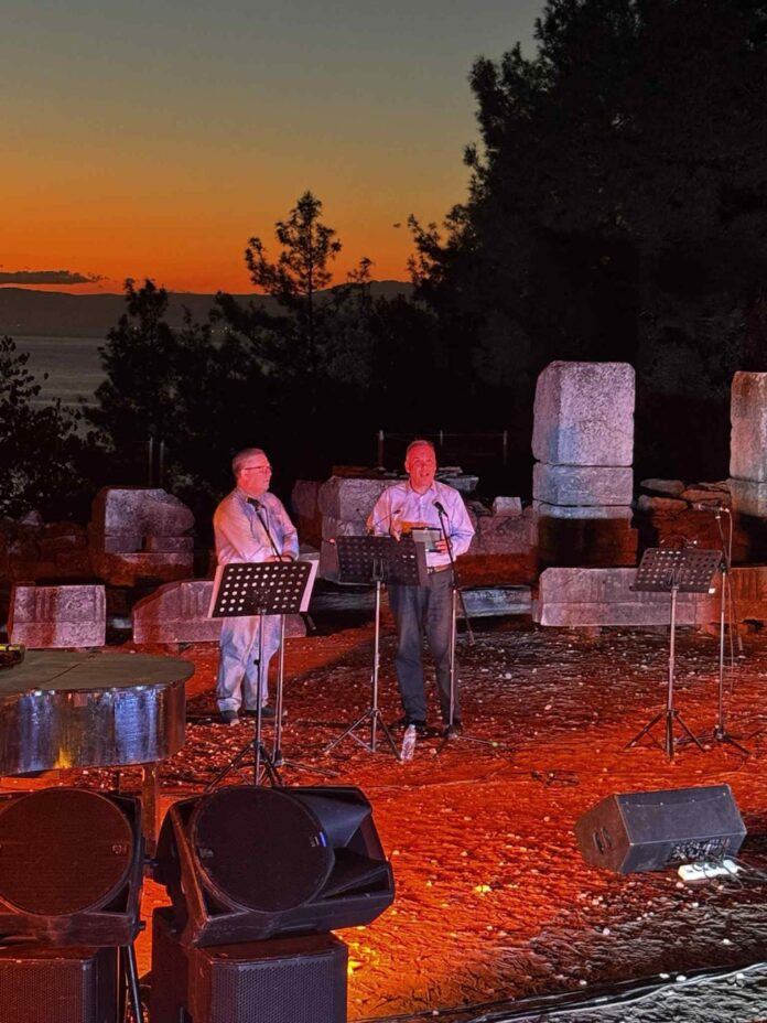 «Αυγουστιάτικο-φεγγάρι-στο-Αρχαίο-Θέατρο-Θάσου-–-Μια-βραδιά-γεμάτη-μουσική-και-συγκίνηση»