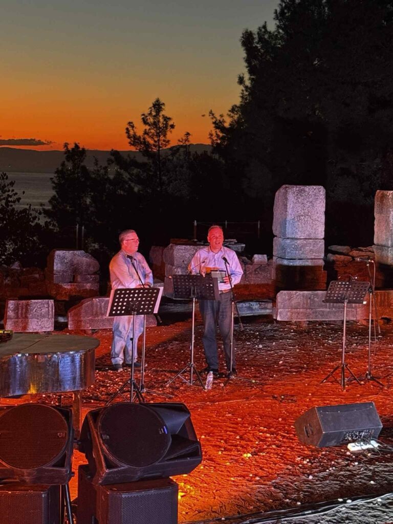 «Αυγουστιάτικο-φεγγάρι-στο-Αρχαίο-Θέατρο-Θάσου-–-Μια-βραδιά-γεμάτη-μουσική-και-συγκίνηση»
