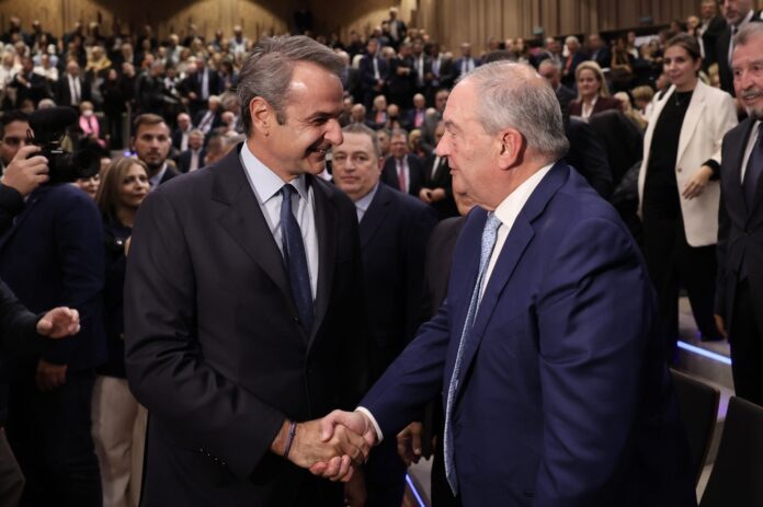 Ασφυκτικά-γεμάτο-το-Ωδείο-Αθηνών-–-απουσία-Σαμαρά,-παρών-Καραμανλής-και-μήνυμα-Μητσοτάκη-για-την-Τεχνητή-Νοημοσύνη