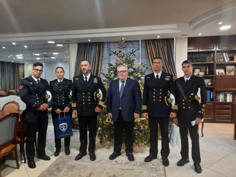 Επίσκεψη-της-Σχολής-Ναυτικών-Δοκίμων-στον-Αντιπεριφερειάρχη-Καβάλας-στο-πλαίσιο-εκπαιδευτικής-παρουσίας-στην-πόλη