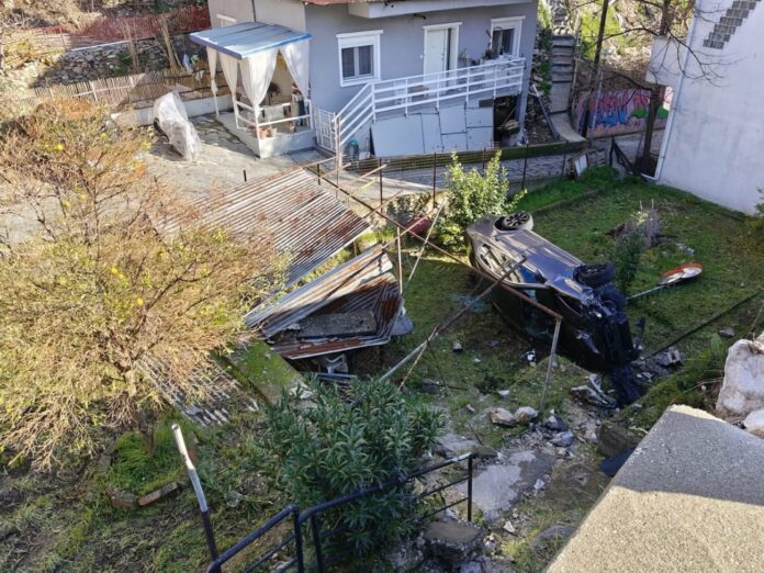 Αυτοκίνητο-έπεσε-από-ύψος-έξι-μέτρων-στην-οδό-Αστεριάδου-στην-Καβάλα Αυτοκίνητο-έπεσε-από-ύψος-έξι-μέτρων-στην-οδό-Αστεριάδου-στην-Καβάλα