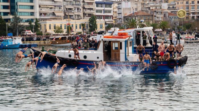 Σε-κλίμα-κατάνυξης-τελέστηκε-ο-καθαγιασμός-των-υδάτων-στο-λιμάνι-της-Καβάλας-“Απόστολος-Παύλος”