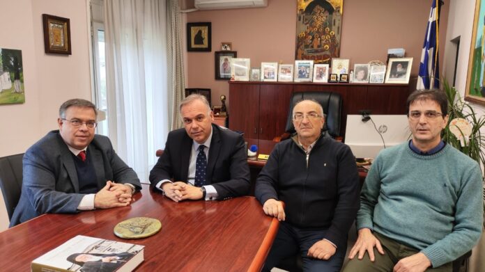 Επίσκεψη-του-Γραμματέα-της-Αποκεντρωμένης-Διοίκησης-Μακεδονίας-Θράκης-στο-Δήμαρχο-Θάσου