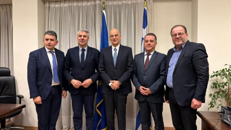 Συνάντηση-του-Περιφερειάρχη-με-τον-Υπουργό-Εθνικής-Άμυνας–Ενίσχυση-της-συνεργασίας-για-την-ασφάλεια-και-τις-υποδομές-στην-Ανατολική-Μακεδονία-και-Θράκη