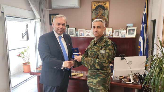 Εθιμοτυπική-επίσκεψη-του-Διοικητή-της-20ης-Τεθωρακισμένης-Μεραρχίας-στο-Δήμαρχο-Θάσου Εθιμοτυπική-επίσκεψη-του-Διοικητή-της-20ης-Τεθωρακισμένης-Μεραρχίας-στο-Δήμαρχο-Θάσου