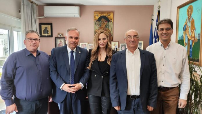 Επίσκεψη-της-Συντονίστριας-του-Γραφείου-του-Πρωθυπουργού-στη-Βόρεια-Ελλάδα-στο-Δήμαρχο-Θάσου Επίσκεψη-της-Συντονίστριας-του-Γραφείου-του-Πρωθυπουργού-στη-Βόρεια-Ελλάδα-στο-Δήμαρχο-Θάσου