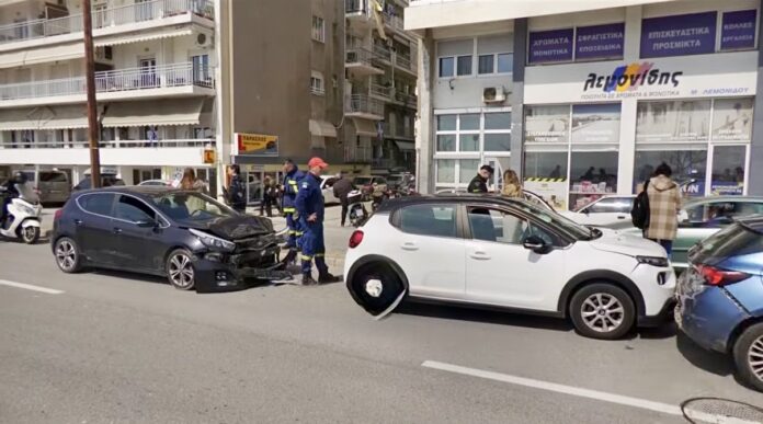 Καραμπόλα-στη-διάβαση-της-Ραψάνης-στην-Καβάλα-–-Καπνοί-από-όχημα,-αλλά-χωρίς-ζημιές