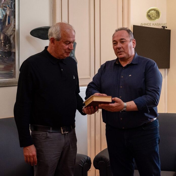 Ορκωμοσία-του-νέου-Προέδρου-της-Δημοτικής-Κοινότητας-Πολυνέρου-Ο-Πρόεδρος-της-ΔΕΥΑΚ,-Απόστολος-Χρόνης,-αντικατέστησε-τον-εκλιπόντα-Πρόεδρο-του-οικισμού,-Σάββα-Παπαδόπουλο
