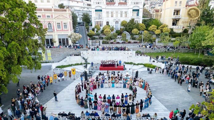 Ποντιακοί-χοροί-και-απόδοση-παραδοσιακών-τραγουδιών-προς-τιμήν-της-προστάτιδος-του-Ποντιακού-Ελληνισμού-Παναγίας-Σουμελά-στον-Δημοτικό-Κήπο Ποντιακοί-χοροί-και-απόδοση-παραδοσιακών-τραγουδιών-προς-τιμήν-της-προστάτιδος-του-Ποντιακού-Ελληνισμού-Παναγίας-Σουμελά-στον-Δημοτικό-Κήπο