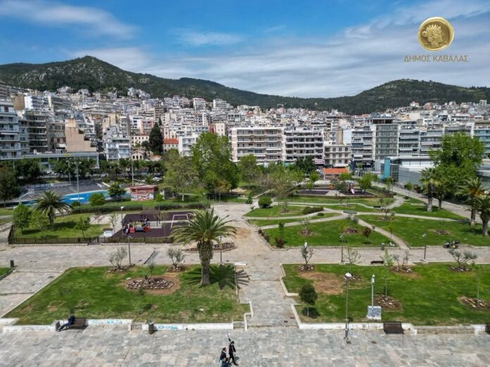 Φύτευση-μεγάλων-δέντρων-και-τοποθέτηση-φυτών-στο-πάρκο-Φαλήρου